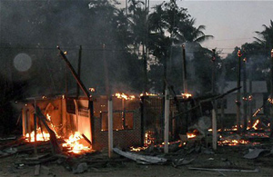 Một ngôi nhà của người dân Thái Lan bị cháy vì đạn pháo.