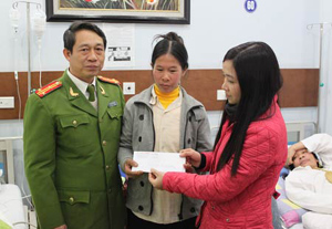Đại diện Báo CAND trao quà của bạn đọc và tòa soạn tới thân nhân Trung sĩ Thuấn.