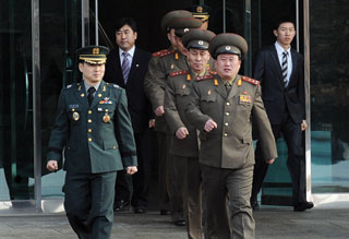 Đại diện Hàn Quốc (trái) và CHDCND Triều Tiên bước vào cuộc họp