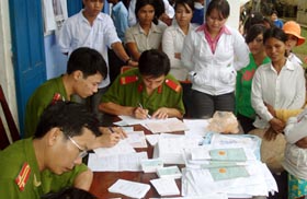 Công an huyện Ba Tơ làm CMND cho người dân xã Ba Khâm.