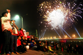 Người dân thành phố Hòa Bình xem bắn pháo hoa trong đêm giao thừa trên cầu Hòa Bình.