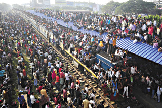 Hàng ngàn người Bangladesh chen chúc tại một nhà ga ở thủ đô Dhaka.  Áp lực dân số đang đè nặng lên nhiều quốc gia và cả Trái đất nói chung.