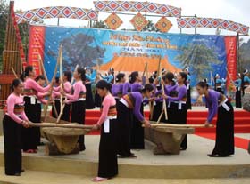 Một trong những điệu múa truyền thống của người Thái được tái hiện trong Lễ hội