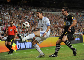 Di Maria (trái) kiểm soát bóng trước một hậu vệ Espanyol ở trận lượt đi.
