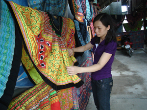 Sản phẩm dệt thổ cẩm của người Thái bản Pom Coọng, thị trấn Mai Châu (Mai Châu) được du khách chú ý.