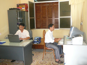 Công chức UBND huyện Lạc Sơn ứng dụng CNTT trong hoạt động chuyên môn.