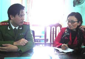 Đại úy Lê Đức Tùng đang trao đổi với PV Báo CAND.
 


Ở Thanh Châu, có những gia đình buôn bán ma túy đã xây nhà kiên cố với những bức tường bao.
