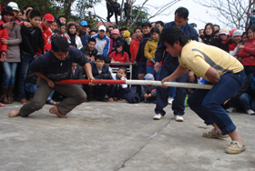Trận đấu bán kết đẩy gậy nam hạnh cân 71 kg trở lên giữa VĐV của xã Mông Hóa và thị trấn Kỳ Sơn.