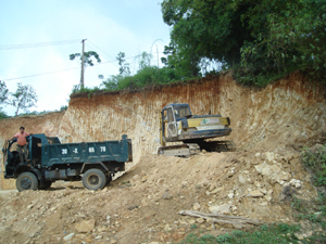 Việc khai thác đất, đá lấy mặt bằng được ngành thuế kiểm tra tận thu thuế ảnh chụp tại xã Yên Quang huyện Kỳ Sơn