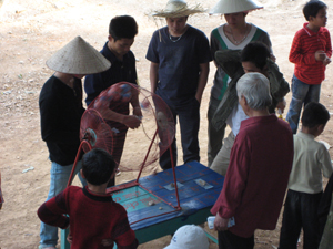 Một số trò bịp bợm du khách vẫn chưa được dẹp tại Lễ hội Chùa Tiên ( Lạc Thuỷ)