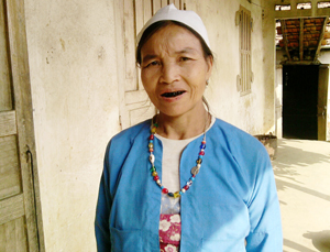 Bà Bùi Thị Diệu, xóm Chiềng 2 - xã Vĩnh Đồng (Kim Bôi) - một trong những phụ nữ dân tộc Mường còn lưu giữ hàm răng đen được nhuộm từ xưa.