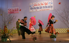 Tiết mục “Xuân về trên bản Mông” của thị trấn Cao Phong đã gây ấn tượng mạnh cho khán giả