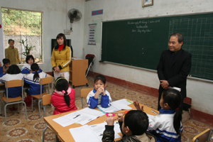 Thứ trưởng Bộ GD&ĐT Nguyễn Vinh Hiển dự giờ học theo mô hình trường học mới tại trường Tiểu học Kim Đồng (TP Hoà Bình)