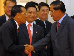 Thủ tướng Campuchia Hun Sen (phải) đã có cuộc gặp với Phó Thủ tướng Thái Lan Trairong Suwankiri (trái) tại cuộc gặp.
