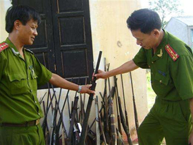 Từ ngày 20/8 đến 05/10 lực lượng công an huyện Mai Châu đã vận động nhân dân giao nộp 2.423/3.056 khẩu súng.