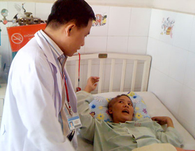 Bác sĩ Phạm Anh Tuấn (Bệnh viện Nguyễn Tri Phương) thăm hỏi bệnh nhân.
