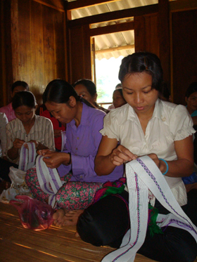 Phụ nữ xã Vạn Mai (Mai Châu) phát triển nghề thêu dệt truyền thống
