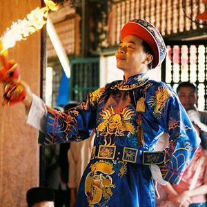 Lên đồng là một nghi thức độc đáo trong hoạt động tín ngưỡng dân gian của Việt Nam.