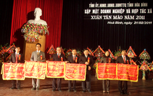 Đồng chí Hoàng Việt Cường, Bí thư Tỉnh ủy, Chủ tịch HĐND tỉnh tặng cơ thi đua xuất sắc của UBND tỉnh cho các doanh nghiệp tiêu biểu năm 2010.