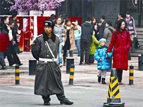 Nhân viên an ninh gác tại phố mua sắm Vương Phủ Tỉnh ở Bắc Kinh.