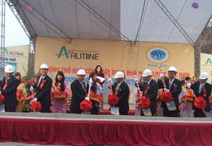 Lãnh đạo tỉnh và Công ty Almine khởi công dự án.