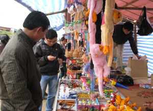 Tại chùa Tiên (Phú Lão- Lạc Thuỷ) các quầy hàng bán đồ lưu niệm luôn thu hút đông khách hàng dù giá cả có “trên trời”.