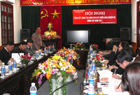 Đồng chí Đinh Duy Sơn, Phó Chủ tịch HDND tỉnh phát biểu ý kiến chỉ đạo hội nghị.