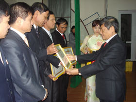Lãnh đạo Thành ủy Hòa Bình tặng giấy khen cho 18 chi, Đảng bộ cơ sở tiểu biểu năm 2010.