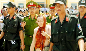 Bà Trần Ngọc Sương tại phiên tòa hình sự sơ thẩm tháng 8/2009.