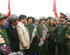 Các đồng chí lãnh đạo tỉnh và huyện giao nhiệm vụ và động viên các tân binh huyện Lương Sơn trước khi lên đường làm nhiệm vụ.