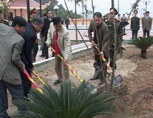 Đ/c Bí thư Tỉnh ủy Hoàng Việt Cường và lãnh đạo huyện Yên Thủy trồng cây tại Đài liệt sĩ huyện Yên Thủy