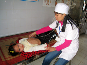 Bác sỹ Bùi Thị Sung - Trạm trưởng Y tế xã Ngọc Mỹ (Tân Lạc) đang khám bệnh tại trạm.
