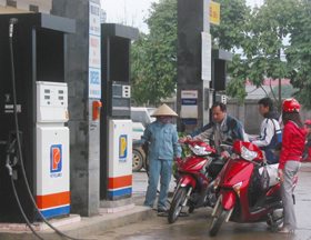 Trước thời điểm xăng giá vào lúc 10 h ngày 24/2, nhiều người dân đã tranh thủ đi mua xăng với giá cũ. (ảnh chụp tại cửa hàng xăng dầu tại phường Tân Thịnh, thành phố Hòa Bình).