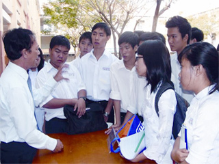 TS Nguyễn Kim Quang - Trưởng phòng Đào tạo trường ĐH Khoa học tự nhiên TP.HCM  giải đáp thắc mắc tại một buổi Tư vấn mùa thi năm 2011 của Báo Thanh Niên.