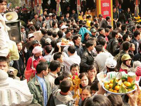 Cứ đến mùa lễ hội, chùa Hương lại chịu cảnh quá tải do người hành hương quá đông.