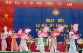 Nhân dân xóm Bôi Câu, xã Kim Bôi (Kim Bôi) múa hát vui ngày hội 