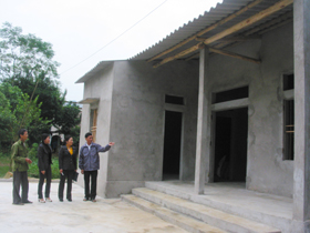Hộ nghèo ở xã Cao Răm (Lương Sơn) được hỗ trợ xây dựng nhà Đại đoàn kết trong dịp Tết Tân Mão.