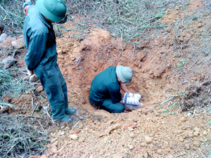 LLVT huyện Lạc Sơn tổ chức hủy nổ bom đạn tồn sót sau chiến tranh.