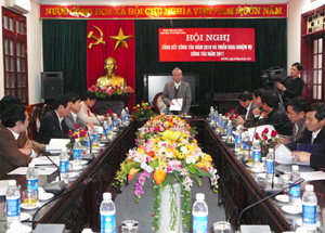 Lãnh đạo Ban KT-NS (HĐND tỉnh) tiếp thu ý kiến tại hội nghị.