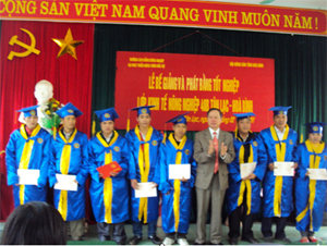 Các học viên nhận bằng tốt nghiệp.