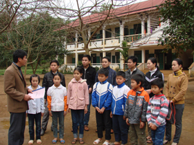 Cán bộ, đảng viên trường tiểu học Văn Sơn (xã Văn Sơn) thường xuyên trao đổi kinh nghiệm giảng dạy - một giải pháp xây dựng chi bộ 5 năm liền đạt TS-VM tiêu biểu.