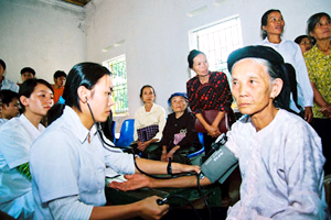 Khám chữa bệnh cho người cao tuổi tại xã Minh Quang, huyện Ba Vì.