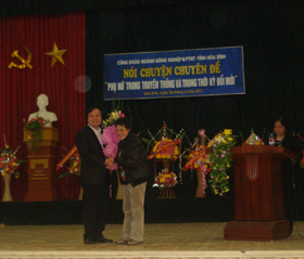 Lãnh đạo Sở NN&PTNT tặng hoa Tiến Sĩ Đoàn Hương
