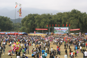Đông đảo nhân dân trong và ngoài huyện Tân Lạc đến dự Lễ hội Khai hạ Mường Bi