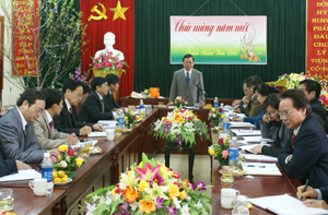 Đồng chí Bùi Văn Tỉnh, UVT.ư Đảng, Chủ tịch UBND tỉnh phát biểu chỉ đạo tại buổi làm việc với lãnh đạo trường Chính trị tỉnh.