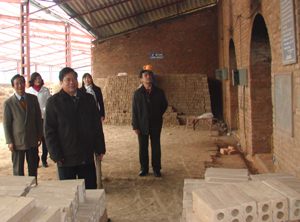 Đồng chí Hoàng Việt Cường, Bí thư Tỉnh uỷ thăm khu sản xuất của Công ty CP Gạch ngói Quỳnh Lâm.