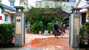 Ngôi nhà vườn 38/3 Lê Thánh Tôn, TP Huế (trong danh mục bảo tồn) chỉ còn lại nhà rường cổ chen giữa hai căn nhà hiện đại mới xây, không còn vườn nữa 

