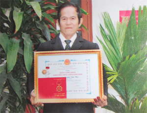 Ông Nguyễn Văn Thực với tấm bằng “Nghệ nhân dân gian Việt Nam” và huy chương vì sự nghiệp văn nghệ dân gian.