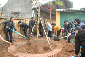 Lãnh đạo các sở, ngành và cán bộ, giáo viên, häc sinh huyện Kỳ Sơn tham gia Tết trồng cây xuân Nhâm Thìn 2012.