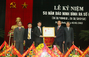 Tại lễ kỷ niệm 50 năm ra số đầu, Báo Ninh Bình vinh dự đón nhận Huân chương Lao động hạng nhất do Đảng, Nhà nước trao tặng.
 
